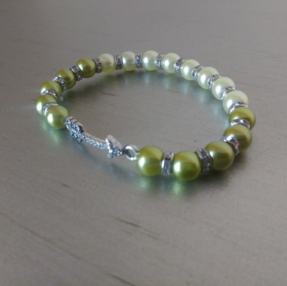 Handmade glam arrow and green faux pearl beads - Picture 3 of 3